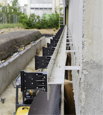 




1


In Reih und Glied: Kalzip-Verbundklipps mit Stahlkern und glasfaserverstärkter Kunststoffummantelung auf der Unterkonstruktion
