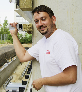 

3


Extrem stabil: Michael Leib zeigt, wie zugfest der Festpunktbereich der Unterkonstruktion zur Torsionsaufnahme ausgebildet ist



