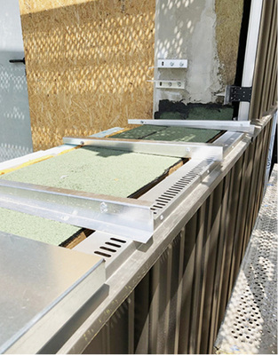 

5


Gefällekonsolen, Lüftungsgitter und Auflagebleche aus verzinktem Stahlblech bilden die Unterkonstruktion der Attikaabdeckung 



