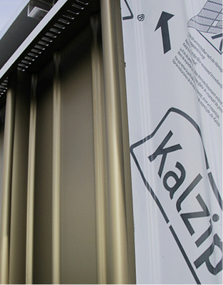 

6


Herkömmliche Lüftungsgitter blitzen oft wie Fremdkörper unter der Attika hervor – nicht so die perfekt angepassten Lüftungsstreifen aus dem Fachbetrieb Leib



