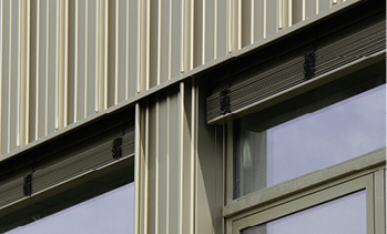 

9


Das Abtropfprofil am Fenstersturz deckt die hier noch teilweise sichtbaren Einbaujalousien ab



