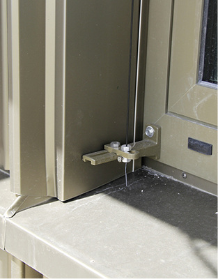 

11


Die Stehfalzverbindung am Simsprofil verschwindet unter dem passgenau eingesetzten Laibungsanschluss 



