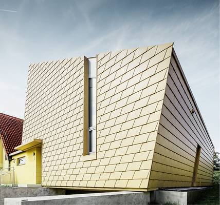 




1


Stürzende Linien, Glaseinschnitte und geschlossene Fassadenflächen bestimmen das Erscheinungsbild des modernen Wohnhauses
