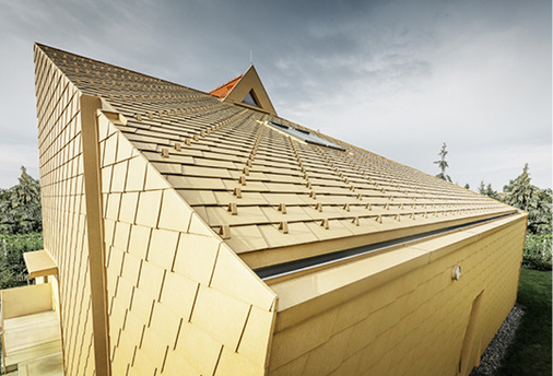 <p>
<p>
<span class="GVAbbildungszahl">4</span>
</p>

Identisch: Dach- und Fassadenflächen sind mit farbbeschichteten Prefa-Aluminiumschindeln (Oberfläche P.10 sandbraun) bekleidet
</p>

<p>
</p> - © Prefa/Croce & Wir

