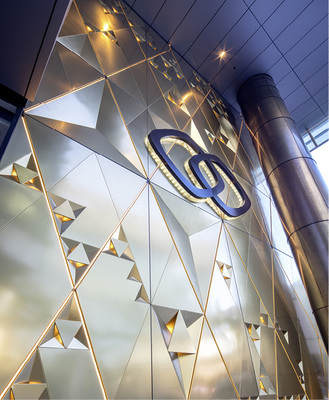 
Lichtfugen und hinterleuchtete Fassadenelemente gehören ebenfallszum edlen dreidimensionalen Design



