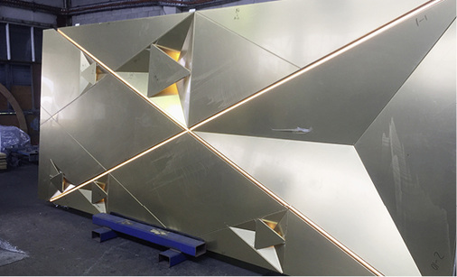 
Jedes der 18 Mega-Paneele misst 4,9 × 2,1 m und wurde mithilfe speziellerPlexiglas-Konstruktionen mit eingravierten Richtlinien montiert



