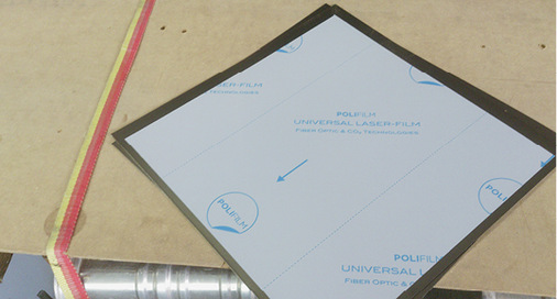 
Schritt 2: Schutzfolie an den Rändern einschneiden und abziehen



