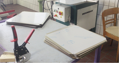 



Schritt 3: Ausklinken und Lochen der zugeschnittenen Platinen
