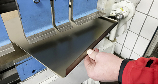 



Schritt 4: Die Rückkantungen gehen an je zwei Seiten nach vorne bzw. zurück
