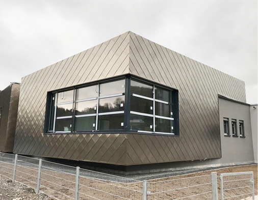 



Schindelkleid mit großzügigem Fensterausschnitt
