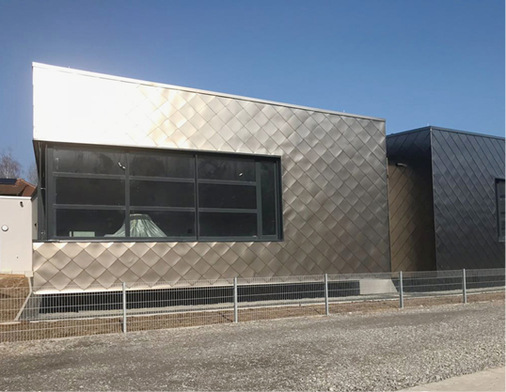 



Das Schleusenhaus Neckarsteinach mit champagnerfarbener Edelstahlfassade
