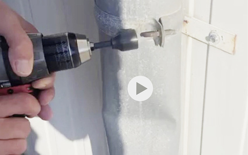 
Der neue M.A.S.C.-Ösenschraubendreher ermöglicht das einfache Auf- oder Zudrehen von Ösenschrauben an Regenfallrohrschellen. Das praktische Werkzeug ist auch als Schaft mit Sechskantansatz (sh. unten) lieferbar. Den entsprechenden Videobeweis finden Sie online auf 

www.baumetall.de/extra




