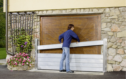 



Die speziell angefertigten Alu-Dammbalken können gefährdete Tür- und Toröffnungen schnell abdichten
