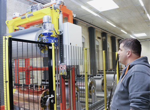 <p>
Das einzelne Coil wird vollautomatisch zur Schneidemaschine transportiert und mittels patentierter Vorrichtung in die Schneidemaschine eingespannt 
</p>

<p>
</p> - © Manuel Fischer

