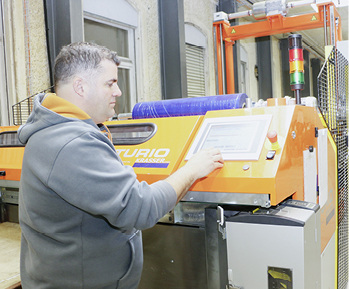 
Spenglermeister und Firmenchef Valentin Schnyder an der beeindruckenden Bandschneidemaschine des Typs Krasser Centurio, welche in der Lage ist, unterschiedlichste Aufträge in kürzester Zeit abzuarbeiten



