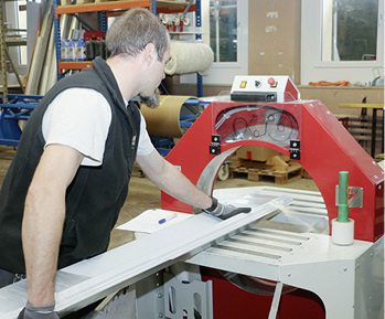 



In Schnyders Spenglerwerkstatt produzieren drei bis zehn Personen Metallprofile und verpacken diese anschließend fachgerecht zur Abholung oder zur Lieferung auf das Dach
