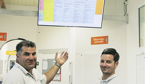 
So wie sich Valentin Schnyder und Partner Philipp Bucher über den großen Bildschirm im Bürobereich den nötigen Überblick verschaffen, können auch alle Mitarbeiter über mobile Endgeräte jederzeit auf die Projektplanung zugreifen



Bild: BAUMETALL
