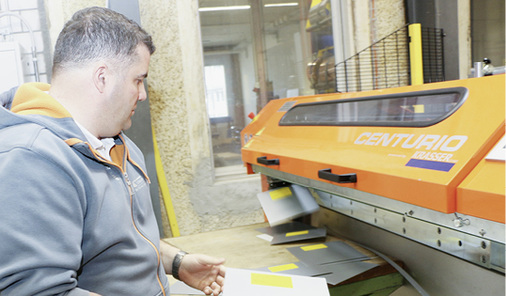 



Digitale Meisterleistung: An der Quer- und Längsteilanlage wird das Bandmaterial zunächst in Längsstreifen gespalten. Anschließend wird es quergeteilt und bei Bedarf punktgenau etikettiert
