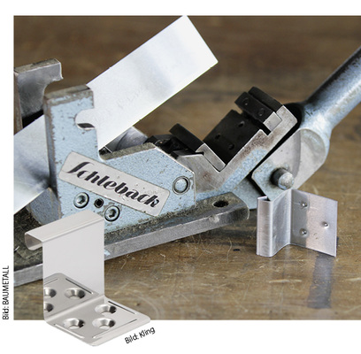
Mit dieser robusten Schlebach-Haftenstanze hat BAUMETALL-Chefredakteur Andreas Buck als Azubi Hafte von Hand hergestellt. Rechts befindet sich ein selbst gestanzter Haft aus Titanzink, links ein industriell hergestellter Edelstahl-Festpunkthaft der Spenglerei Kling aus Oberstdorf 
