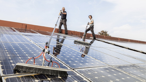 



Mit handgeführten Bürsten kann ein erfahrener Reiniger den Druck während der Reinigung besser und gezielter ausüben als mit einem maschinellen System
