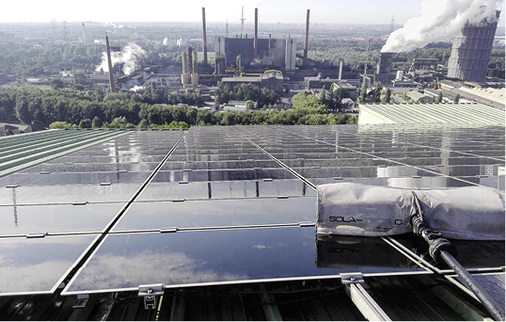 
Die Skihalle in Bottrop steht in unmittelbarer Nähe eines Industriekomplexes. Die Dünnschichtmodule mit ihrer spezifischen Verschmutzung zu reinigen ist eine Herausforderung



