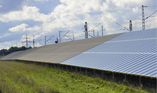 



Auf Anlagen an Bahnstrecken findet sich fettiger, träger Schmutz, der mit einer langsamen Bewegung am besten abgetragen werden kann

