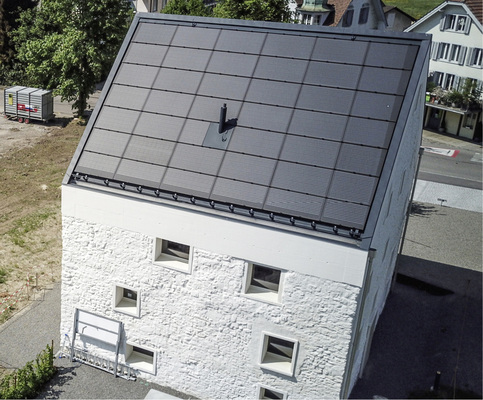



Ein heruntergekommenes Wohnhaus wurde in ein ansprechendes Kultur- und Begegnungszentrum verwandelt. Auf dem historischen Mauerwerk thront ein PV-Dach
