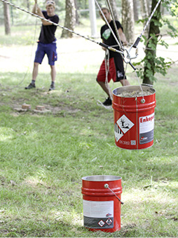 



Alles im Eimer? Oder führt Geschicklichkeit im Team doch zum Erfolg?
