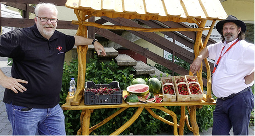 <p>
</p>

<p>
Enke-Geschäftsführer und -Inhaber Hans-Ulrich Kainzinger und sein polnischer Enke-Partner Maciej Kalamala an der Vitamin-Bar
</p> - © BAUMETALL

