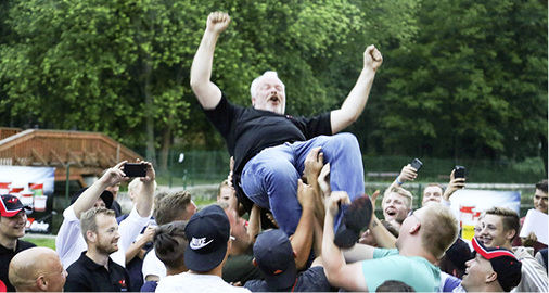 



Am Ende der Veranstaltung lassen begeisterte Teilnehmer den Enke-Chef hochleben
