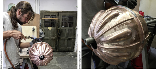 
Spenglermeister David Lengsfeld verbindet die beiden Kugelhälften per Weichlot miteinander
