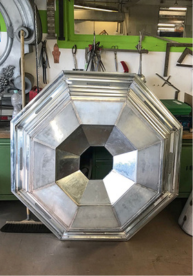 



Blick auf die achteckige Plattform von unten 
