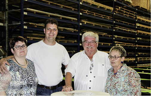 
Nancy und Michael Messerschmidt lassen sich gemeinsam mit Horst und Sieglinde Kraut feiern



