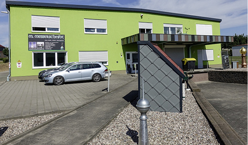 
Schon am Zugangsbereich zu den Firmen Nakra und M. Messerschmidt sind zahlreiche Ausstellungsstücke zu sehen 



