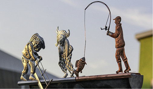 
Einen besonderen Blickfang bilden diese Dachrinnenfiguren von Nakra



