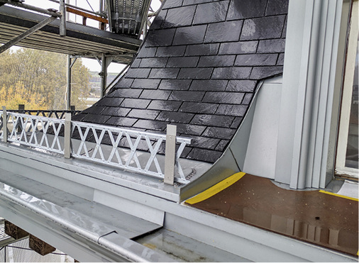 



Dachrand mit Rinne und speziellen Halterungen für Schneefang-Kreuzstege
