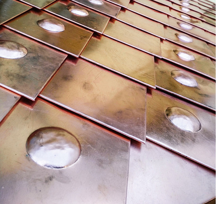 
Die Erhöhungen in der Rautenmitte hat Spenglerpolier Jan Sollberger von Hand geschlagen bzw. ausgetrieben



