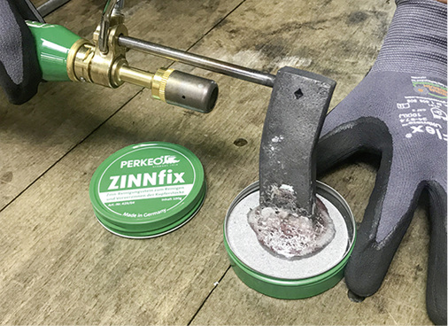 <p>
Zinnfix gibt es jetzt in einer Metalldose mit Schraubverschluss
</p>

<p>
</p> - © Perkeo-Werk

