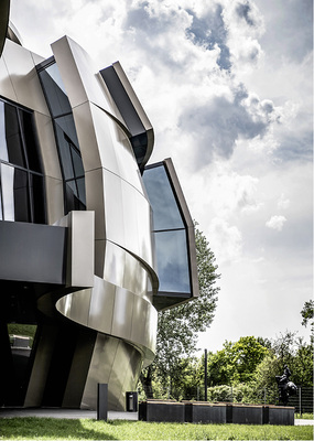 



Die anspruchsvolle, verschachtelte Fassade ...
