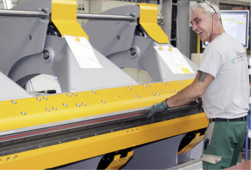 
Ein Barth-Mitarbeiter hat Freude an der neuen Schwenkbiegemaschine



