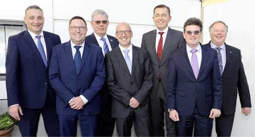 <p>
Das neue ZVSHK-Vorstandsteam (v. l. n. r.): Frank Senger, Jens Wagner, Vizepräsident Norbert Borgmann, Andreas Schuh, Präsident Michael Hilpert, Hauptgeschäftsführer Helmut Bramann und Joachim Butz
</p>

<p>
</p> - © ZVSHK

