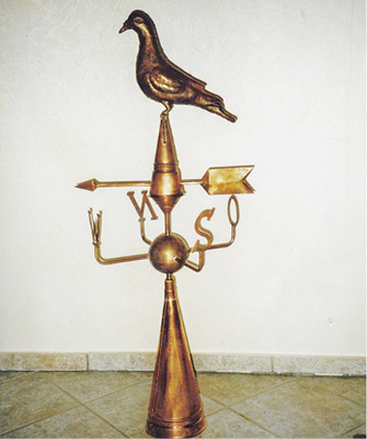 
Die aus Kupfer getriebene Wetterfahne von Dieter Brathe ziert den Taubenschlag seines Schwiegervaters



