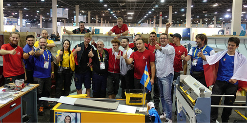 



Dieses Foto entstand unmittelbar nach dem Wettbewerb. Es zeigt alle Athleten, Trainer, Experten und iib-Präsident Mirko Siegler (4. von r.) 
