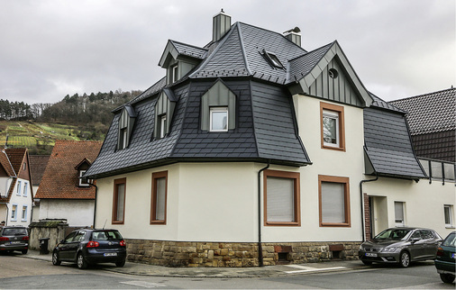 



Das Haus der Familie Wolf ist jetzt das Schmuckstück der Straße
