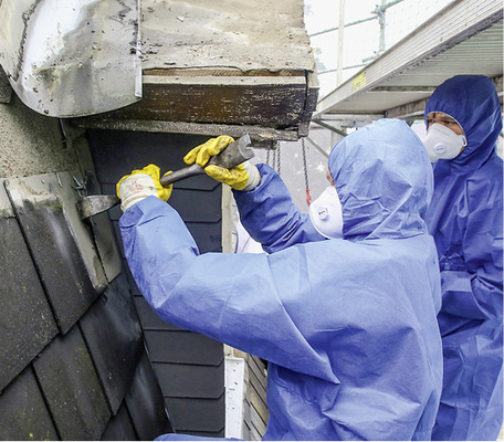 <p>
</p>

<p>
Rückbau der alten Dachdeckung aus asbesthaltigen Faserzementplatten
</p> - © PREFA / Markus Prosswitz / Masterpress

