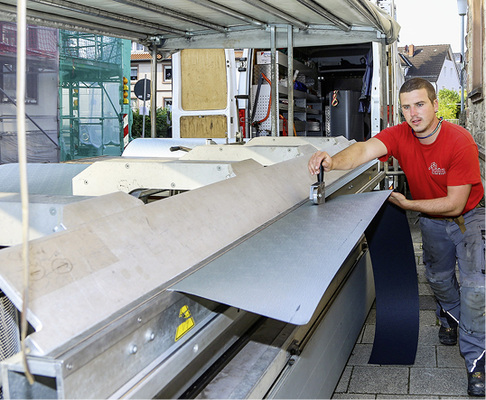



Herstellen eines Zuschnitts mit der Rollenschere
