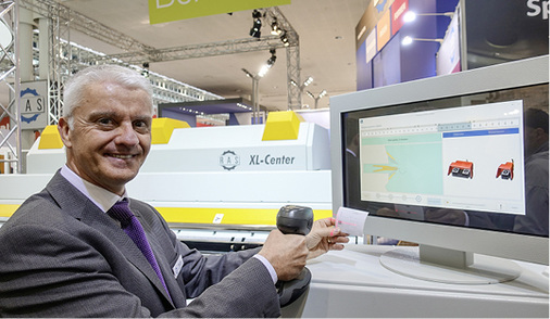 
RAS-Geschäftsführer Willy Stahl scannt einen Biegeauftrag im Spenglercopit …



