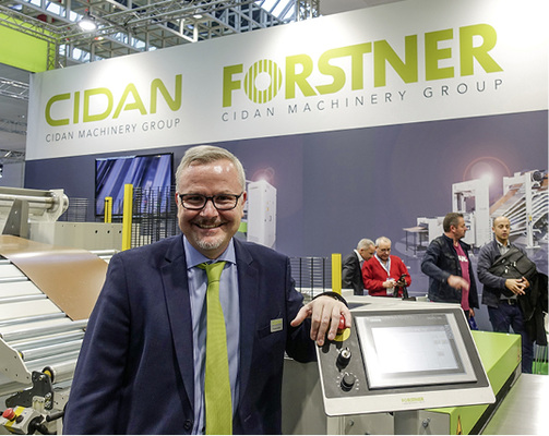 



Forstner-Profi Thomas Gürtler an einer programmierbaren Forstner-Spaltanlage mit innovativer Messerklemmung
