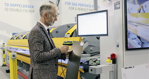 



Für die vollautomatische Kantteilproduktion werden die Profildaten auf einem Etikett an der Maschine gescannt
