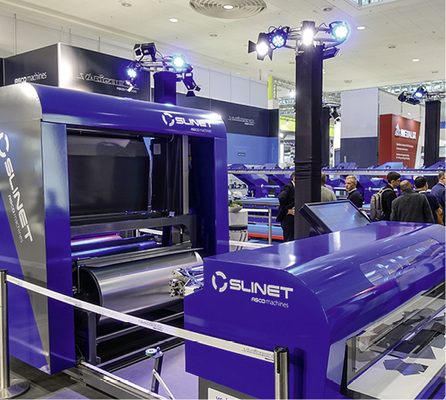 



Auf dem Asco Messestand wurden zwei Variobend-Langabkantmaschinen sowie die neue Längs- und Querteilmaschine von Slinet vorgeführt 

